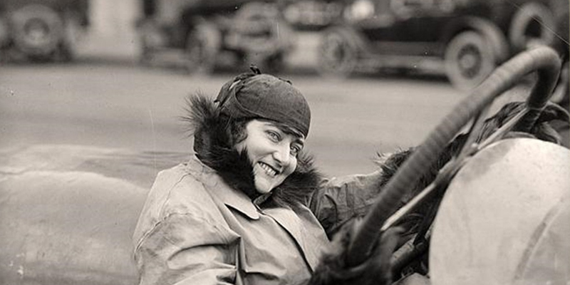 Fotografia antiguoa de mujer conduciendo Autoescuelas Vial Masters