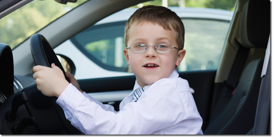 Niño conduciendo - Autoescuelas Vial Masters