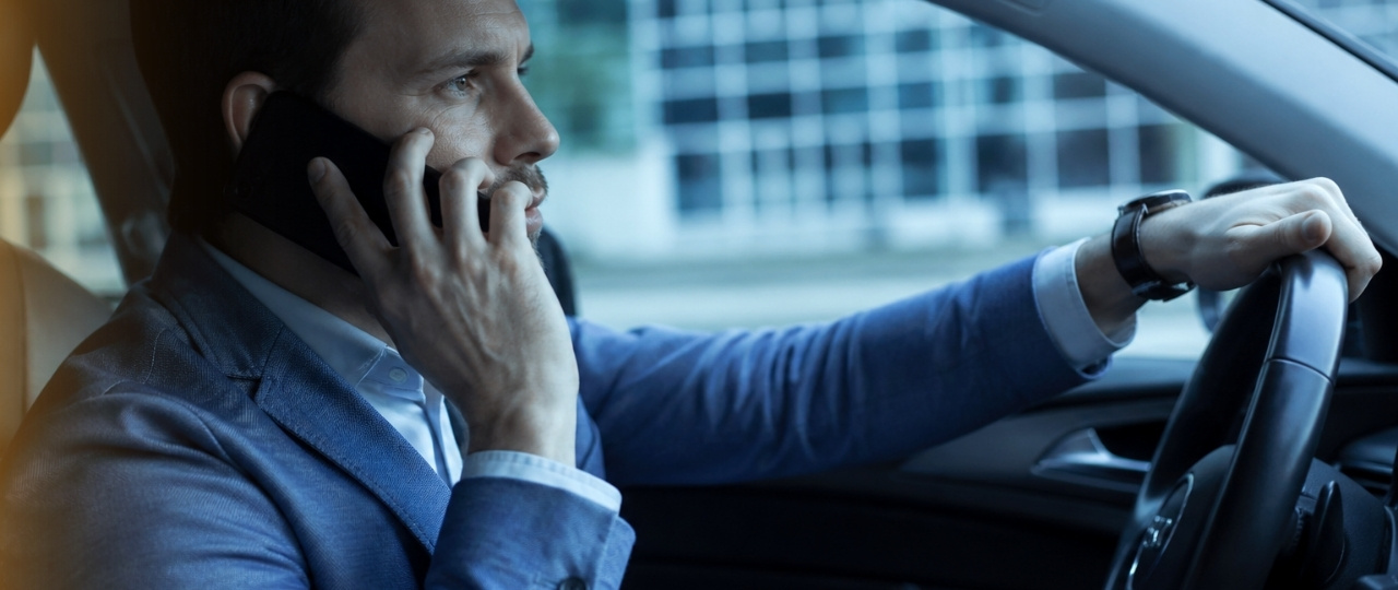 Distracciones y teléfono móvil al volante, autoescuelas Vial Masters.