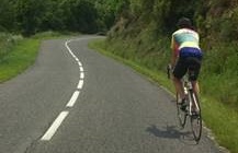 Ciclista circulando por carretera conencional