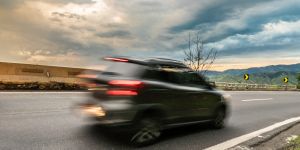 Coche conduciendo a alta velocidad - Autoescuelas Vial Masters