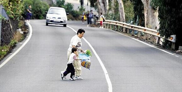 Peatones cruzando la calle