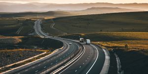 Vehículos transitando por autopista - Autoescuelas Vial Masters